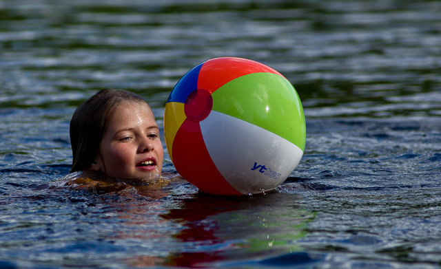 Hilda med badboll